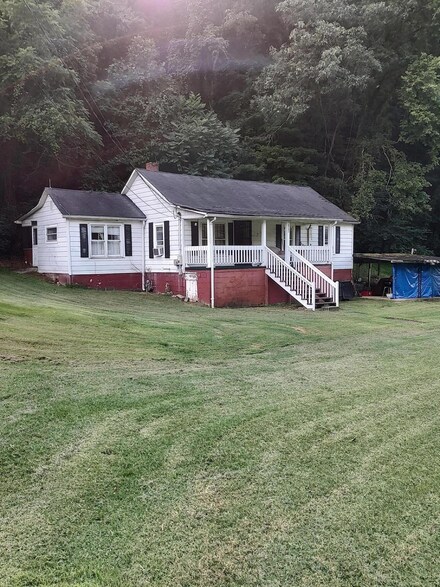 1047 Independence Ave, Mount Carmel, TN 37645