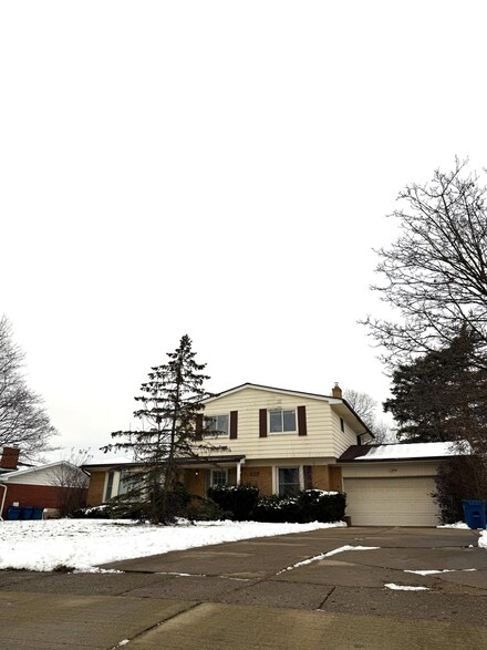 337 Bella Vista Dr, Grand Blanc, MI 48439