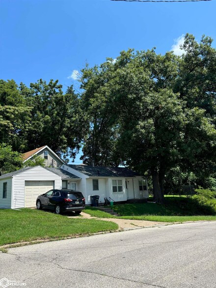 310 South St, Burlington, IA 52601