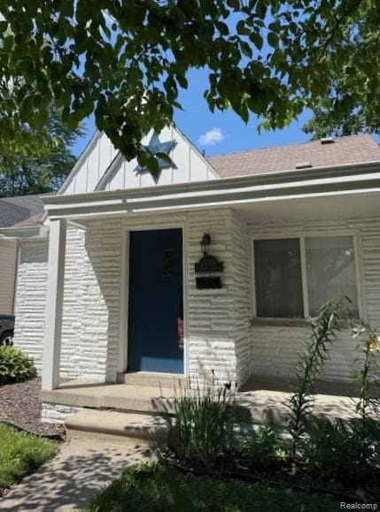2050 Roslyn Rd, Grosse Pointe Woods, MI 48236