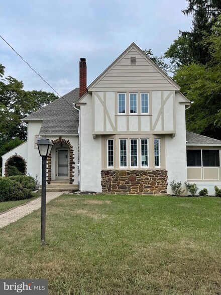 58 E High St, Clayton, NJ 08312