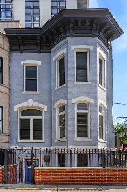 113 W Elm St, Chicago, IL 60610
