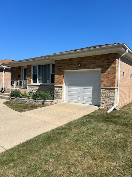 8421 N Olcott Ave, Niles, IL 60714