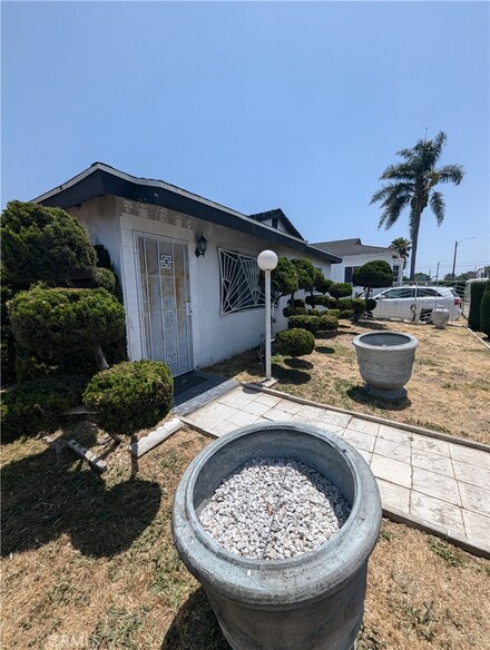 12618 S San Pedro St, Los Angeles, CA 90061