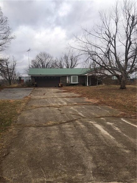 33114 Squaretop Rd, Anadarko, OK 73005