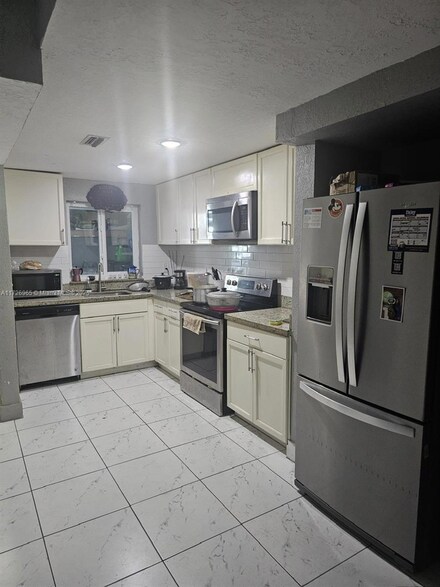 1056 W 44th Terrace Unit 49, Hialeah, FL 33012
