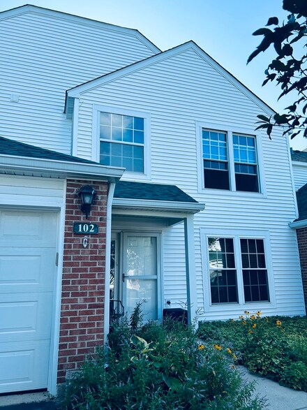 102 Lauralton St Unit 9B, Lake Bluff, IL 60044