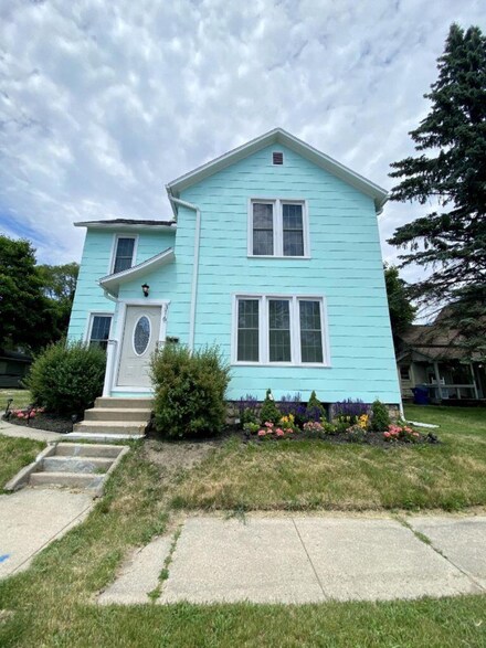 316 6th St, Manistee, MI 49660