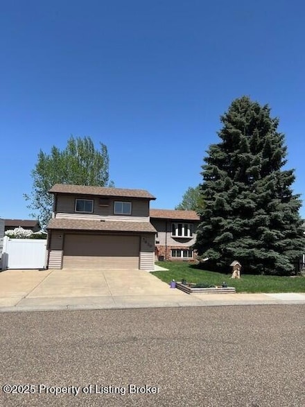 836 24th St W, Dickinson, ND 58601