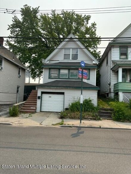 211 Morningstar Rd, Staten Island, NY 10303