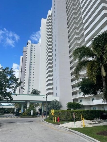 14951 Royal Oaks Ln Unit 2207, North Miami, FL 33181