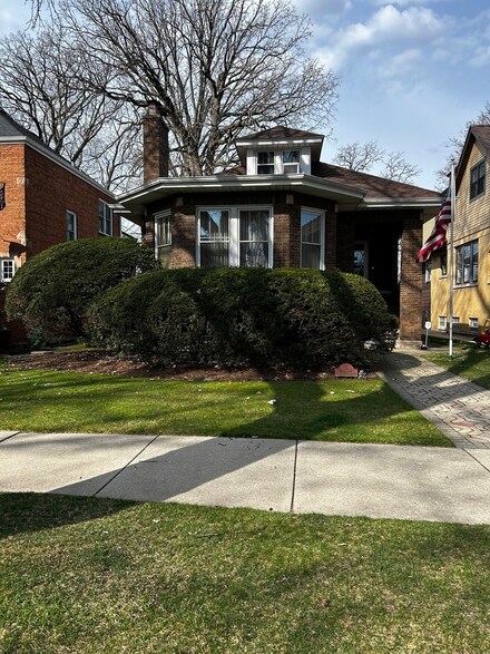 5820 N Kilbourn Ave, Chicago, IL 60646