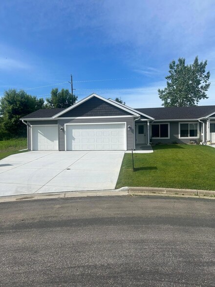 2010 E 20th St, Zumbrota, MN 55992