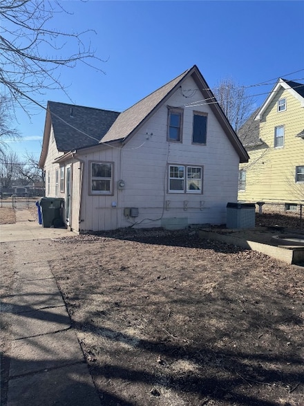 1523 1st St SW, Cedar Rapids, IA 52404