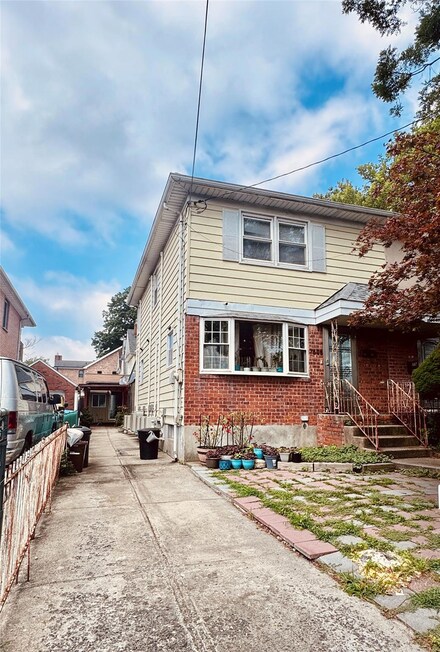7506 164th St, Fresh Meadows, NY 11366