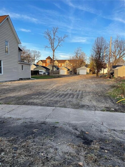 922 9th St SE, Cedar Rapids, IA 52401