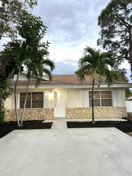 9108 Roan Ln, West Palm Beach, FL 33403