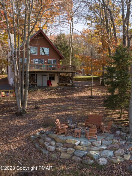 1235 Arrowhead Dr, Pocono Lake, PA 18347