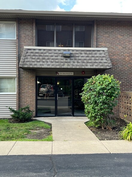 2301 Beau Monde Terrace Unit 203, Lisle, IL 60532