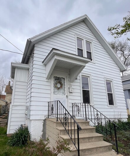 104 Vine St, Aurora, IL 60506
