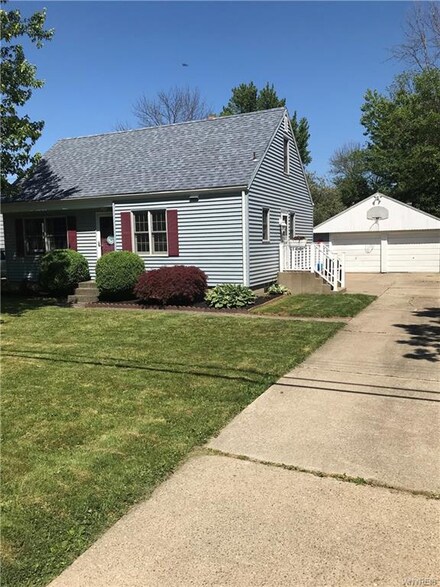 5639 West Ln, Lake View, NY 14085