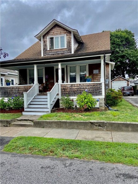 21 Harvey Ave, Riverside, RI 02915