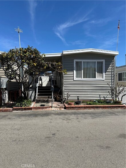 30 Welcome Ln, Seal Beach, CA 90740