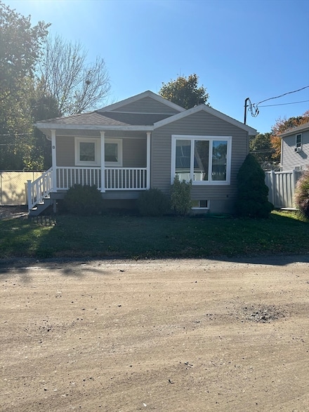 8 Bow St, Halifax, MA 02338