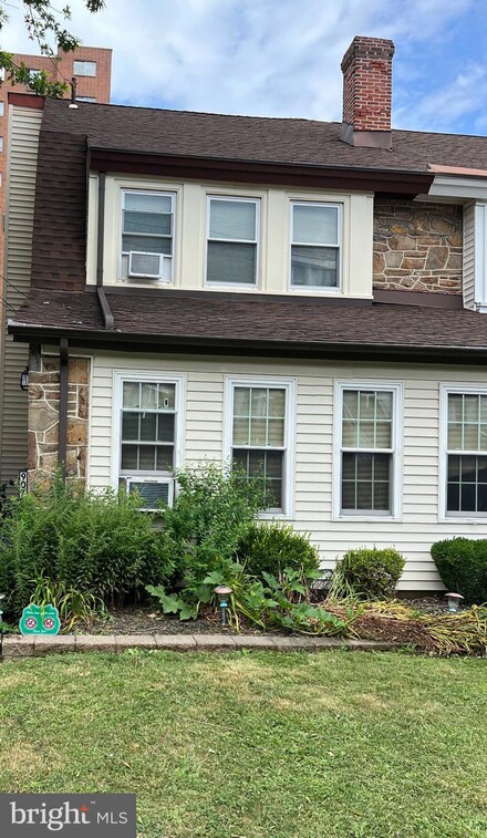 907 W 24th St, Wilmington, DE 19802