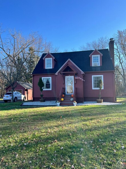 52 Van Dyck St, Coxsackie, NY 12051