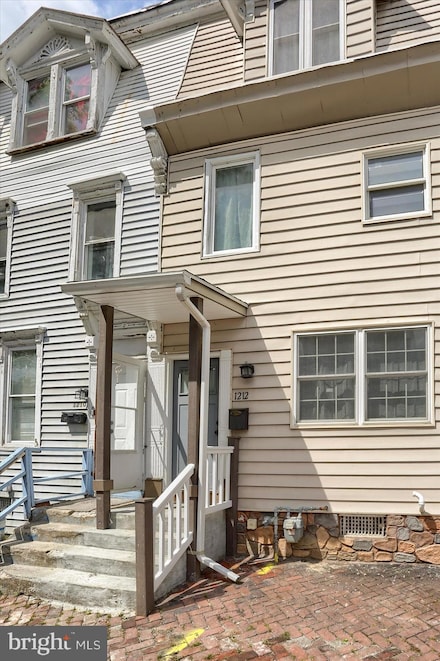 1212 Derry St, Harrisburg, PA 17104