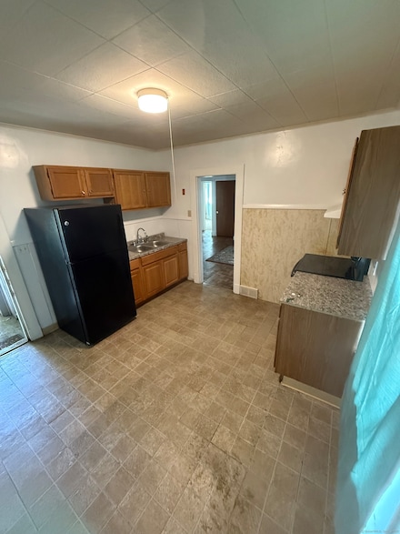 35 Woodward Ave, Waterbury, CT 06705