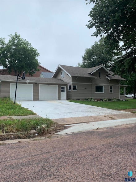 402 E 7th St, Dell Rapids, SD 57022