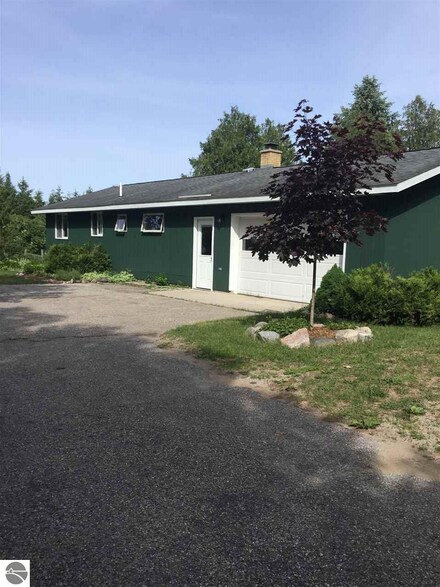 8499 S Rosinski Rd, Cedar, MI 49621