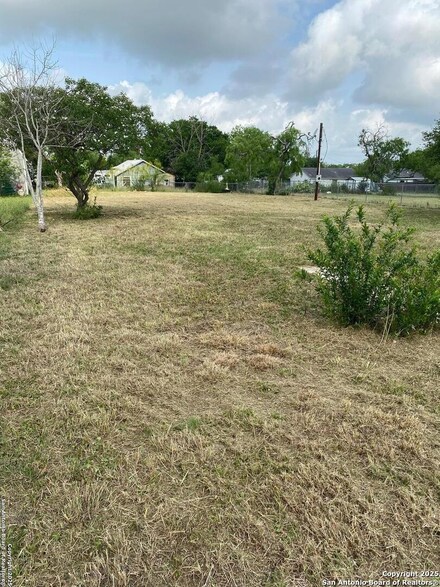 1320 Ruhmann St, Kenedy, TX 78119
