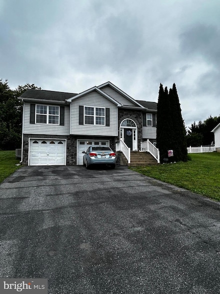202 Dinali Dr, Martinsburg, WV 25403