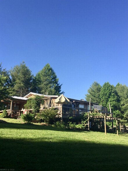 559 Rocky Hill Rd NW, Willis, VA 24380