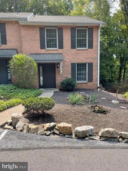 962 Innsbruck Dr, Hummelstown, PA 17036