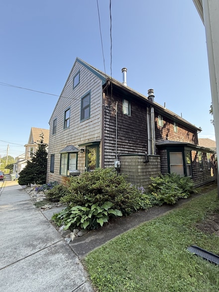 9 Summit St, Stonington, CT 06378