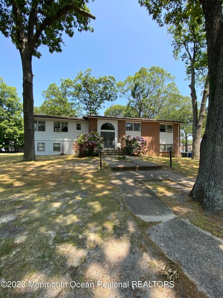275 Garfield Ave, Oakhurst, NJ 07755