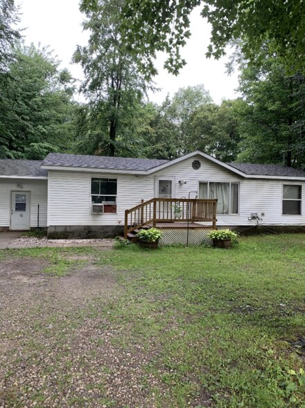7693 S 100th Ave, Rothbury, MI 49452