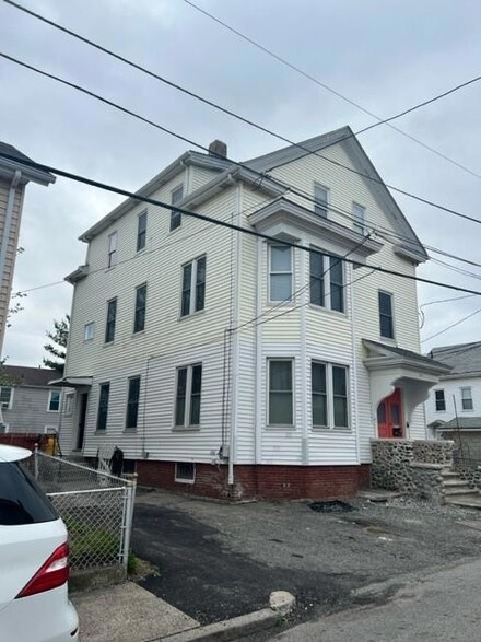 16 Carson St, Pawtucket, RI 02860