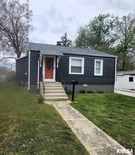 619 Madison St, Benton, IL 62812