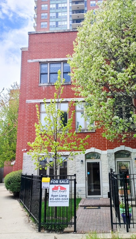 331 E 17th St, Chicago, IL 60616