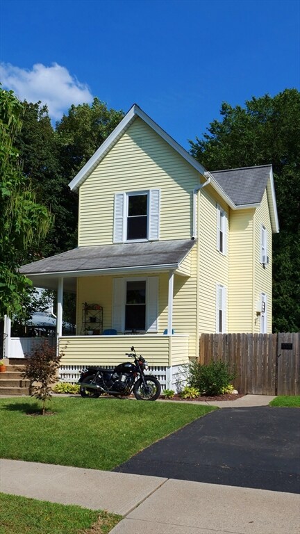 328 Linden St, Holyoke, MA 01040