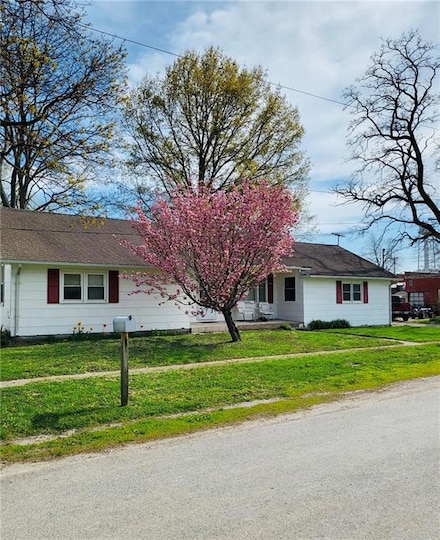 206 E Elm St, Hardin, MO 64035