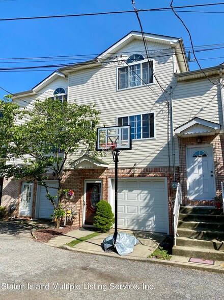 25 Shaina Ct, Staten Island, NY 10303