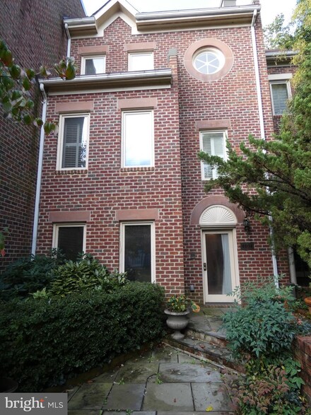 4014 Chancery Ct NW, Washington, DC 20007