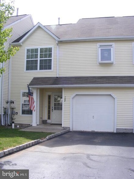 704 Swift Dr Unit 14, Milford, NJ 08848