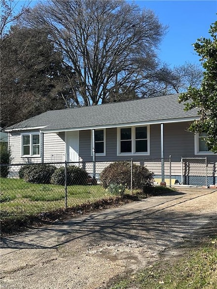 4 Greenwood Dr, Hampton, VA 23666
